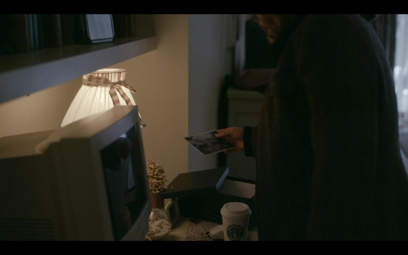 Starbucks Coffee Enjoyed by Sarah Paulson as Linda Tripp in American Crime Story S03E02 TV Show (1)