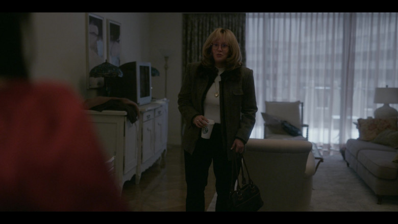 Starbucks Coffee Enjoyed by Sarah Paulson as Linda Tripp in American Crime Story S03E02 TV Show (2)