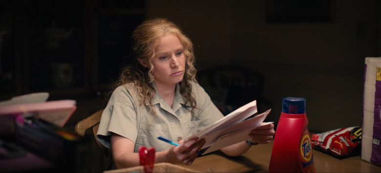 Tide and Doritos of Kristen Bell as Connie Kaminski in Queenpins (2021)