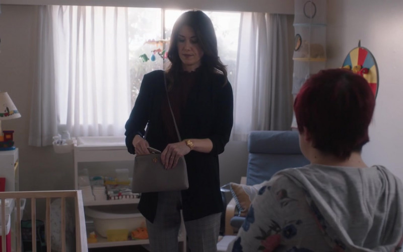 Tory Burch Bag of Jewel Staite as Abigail Bianchi in Family Law S01E02 Parenthood (2021)