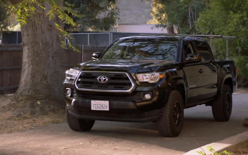 Toyota Tacoma Mid-Size Pickup Truck in Animal Kingdom S05E09 Let It Ride (1)