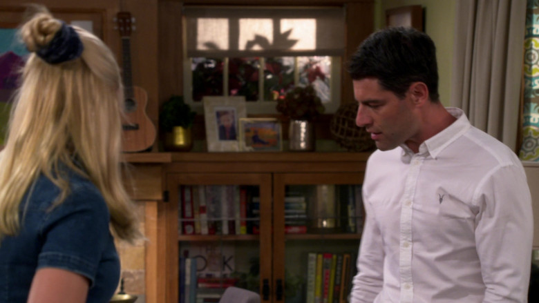 AllSaints White Shirt of Max Greenfield as Dave Johnson in The Neighborhood S04E05 Welcome to Your Match (2021)