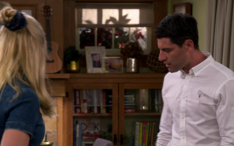 AllSaints White Shirt of Max Greenfield as Dave Johnson in The Neighborhood S04E05 Welcome to Your Match (2021)