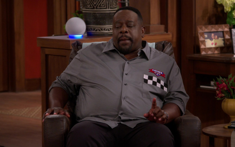 Amazon Echo and Alexa Virtual Assistant Used by Cedric the Entertainer as Calvin Butler in The Neighborhood S04E04 Welcome to the Porch Pirate (2021)