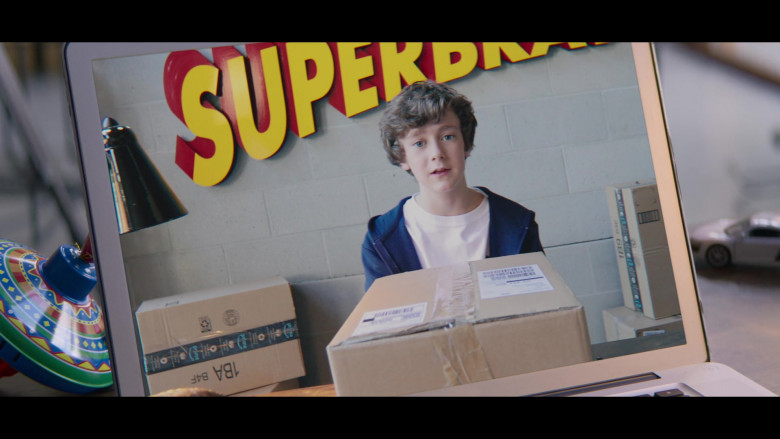 Amazon Prime Online Store Boxes in The Baby-Sitters Club S02E04 (2)