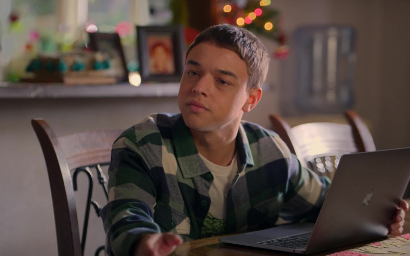 Apple MacBook Laptop Used by Jason Genao as Ruby Martinez in On My Block S04E04 Chapter Thirty-Two