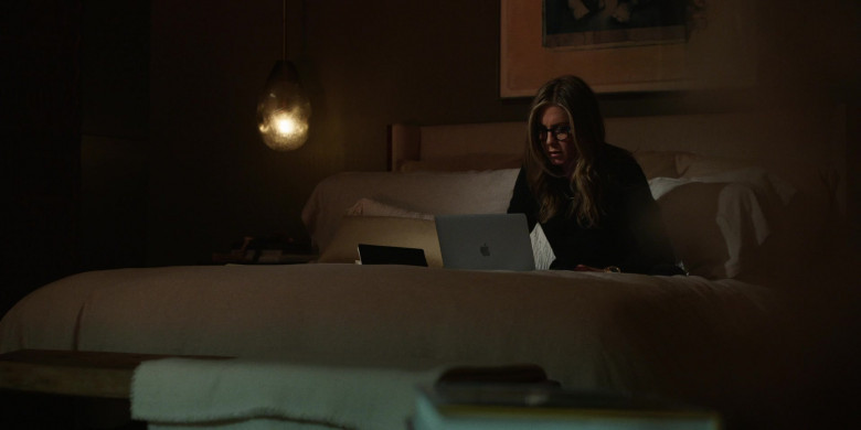 Apple MacBook Laptop Used by Jennifer Aniston as Alex Levy in The Morning Show S02E03 Laura (2021)