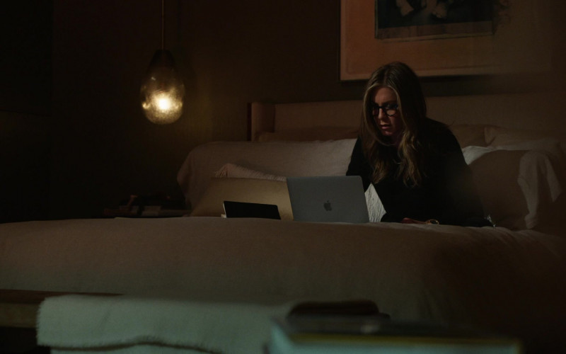 Apple MacBook Laptop Used by Jennifer Aniston as Alex Levy in The Morning Show S02E03 Laura (2021)