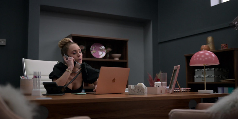Apple MacBook Laptop Used by Juno Temple as Keeley Jones in Ted Lasso S02E12 Inverting the Pyramid of Success (2021)