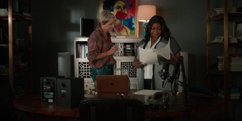 Apple MacBook Laptop Used by Katherine LaNasa as Noa Havilland and Octavia Spencer as Poppy Scoville-Parnell in Truth Be Told S02E10 Last Exit…Oakland (2021)