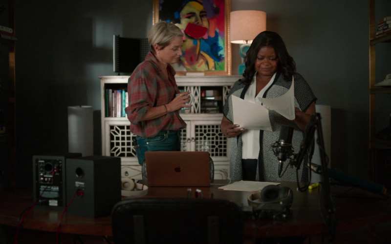 Apple MacBook Laptop Used by Katherine LaNasa as Noa Havilland and Octavia Spencer as Poppy Scoville-Parnell in Truth Be Told S02E10 Last Exit…Oakland (2021)