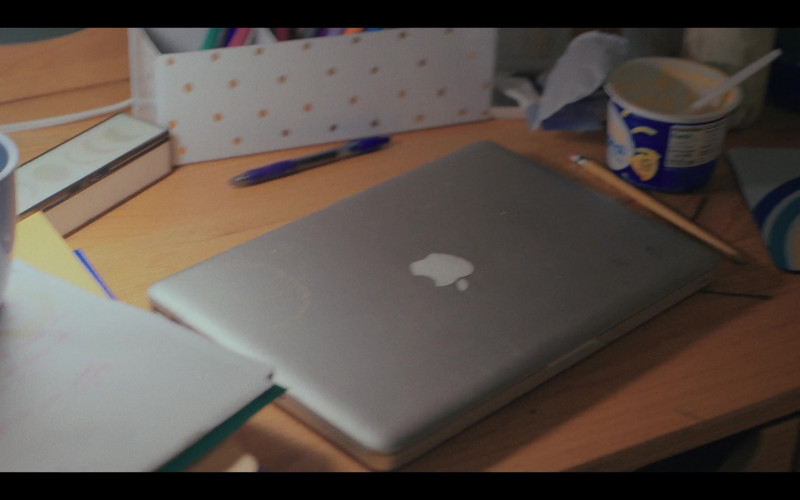 Apple MacBook Laptop in Love Life S02E02 Paloma (2021)