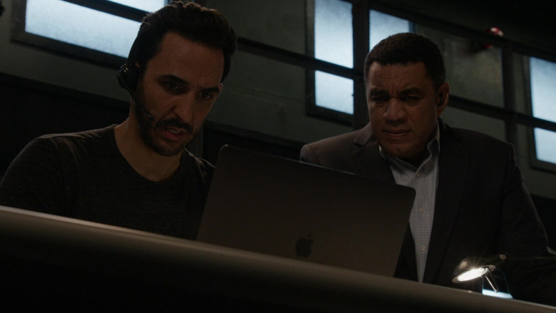 Apple MacBook Laptop in The Blacklist S09E02 The Skinner, Conclusion (2)