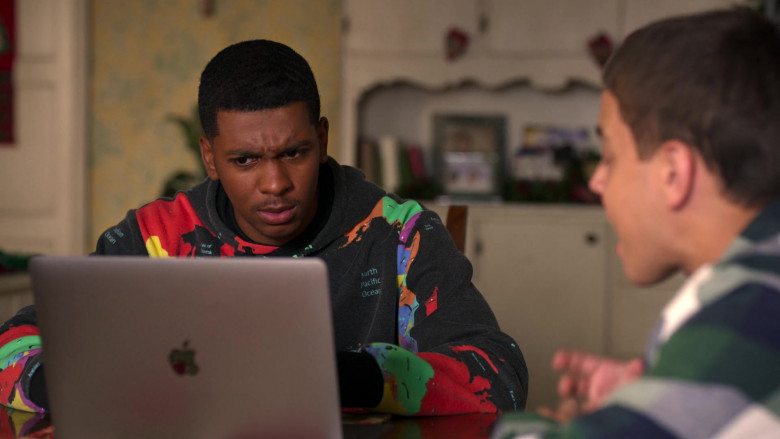 Apple MacBook Laptop of Brett Gray as Jamal Turner in On My Block S04E04 Chapter Thirty-Two (1)