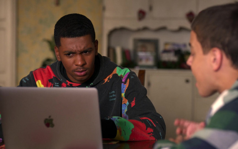 Apple MacBook Laptop of Brett Gray as Jamal Turner in On My Block S04E04 Chapter Thirty-Two (1)