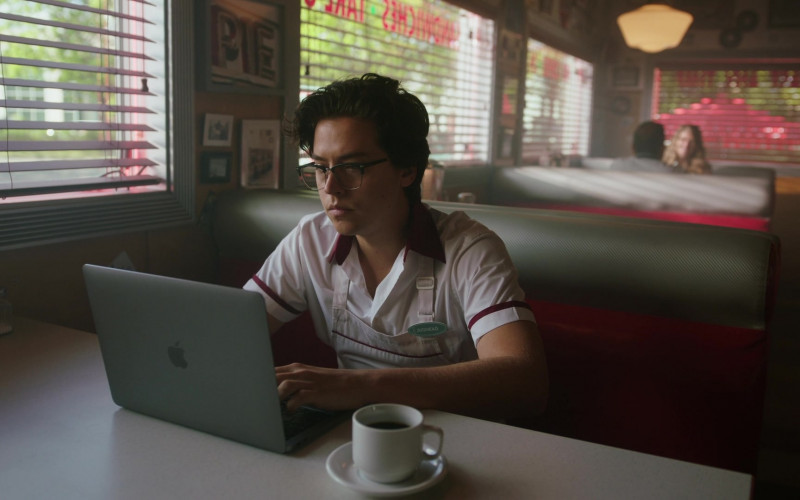 Apple MacBook Laptop of Cole Sprouse as Jughead Jones in Riverdale S05E19 Chapter Ninety-Five RIVERDALE RIP () (2021)