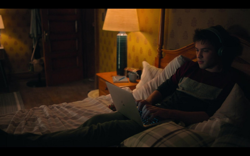 Apple MacBook Laptop of Connor Jessup as Tyler Locke in Locke & Key S02E03 Small World (1)