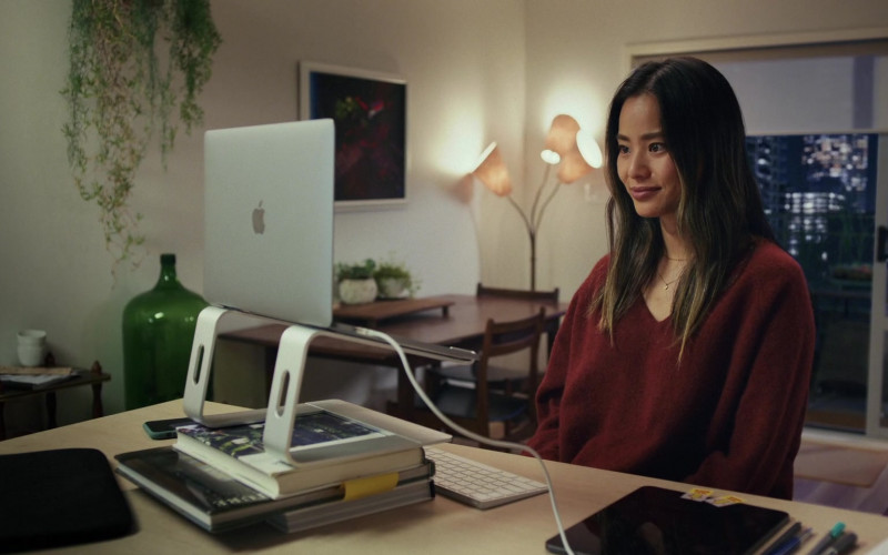Apple MacBook Laptop of Jamie Chung as Emily in Mr. Corman S01E10 The Big Picture (2021)
