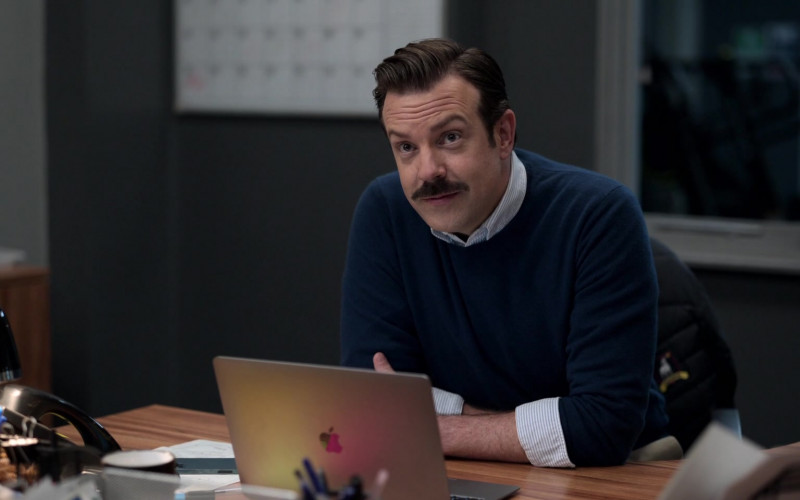 Apple MacBook Laptop of Jason Sudeikis as Ted Lasso in Ted Lasso S02E11 Midnight Train to Royston (2021)