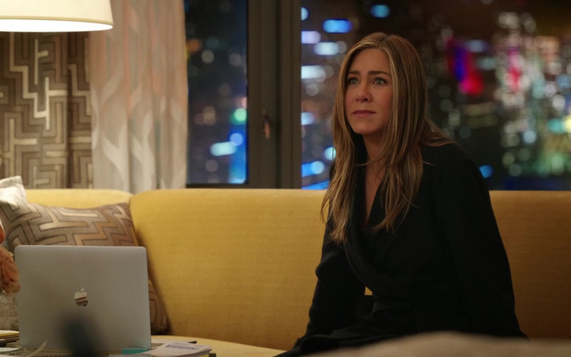 Apple MacBook Laptop of Jennifer Aniston as Alex Levy in The Morning Show S02E05 Ghosts (2021)