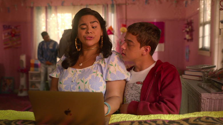Apple MacBook Laptop of Jessica Marie Garcia as Jasmine Flores in On My Block S04E07 Chapter Thirty-Five (1)