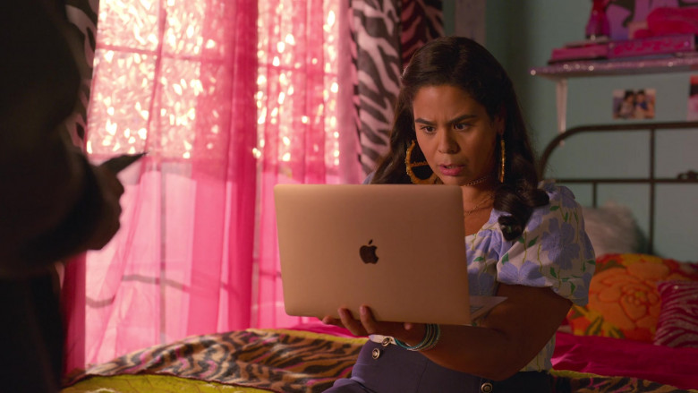 Apple MacBook Laptop of Jessica Marie Garcia as Jasmine Flores in On My Block S04E07 Chapter Thirty-Five (2)