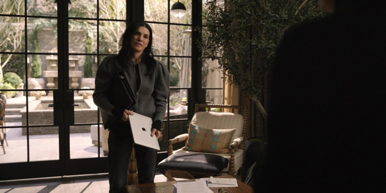 Apple MacBook Laptop of Julianna Margulies as Laura Peterson in The Morning Show S02E06 A Private Person (2021)