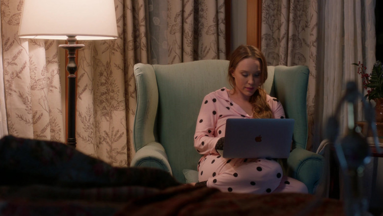 Apple MacBook Laptop of Laci J Mailey as Jess O’Brien in Chesapeake Shores S05E10 Greasy Badge of Honor (2021)