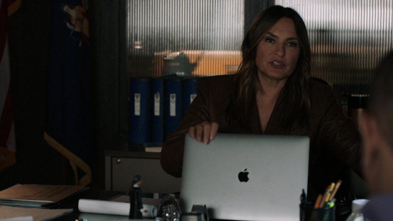 Apple MacBook Laptop of Mariska Hargitay as Olivia Benson in Law & Order Special Victims Unit S23E06 The Five Hundredth Episode (2021)