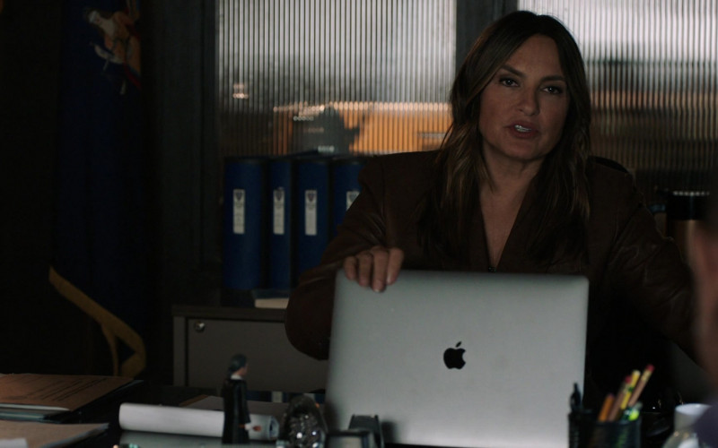 Apple MacBook Laptop of Mariska Hargitay as Olivia Benson in Law & Order Special Victims Unit S23E06 The Five Hundredth Episode (2021)