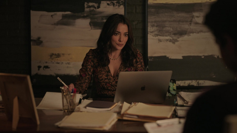 Apple MacBook Laptop of Natalie Martinez as Amy Kindelán in Ordinary Joe S01E06 Always Do the Right Thing (2021)