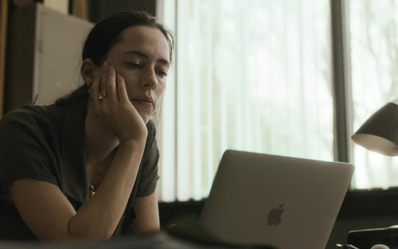Apple MacBook Laptop of Rebecca Hall as Beth in The Night House Movie 2020 (1)