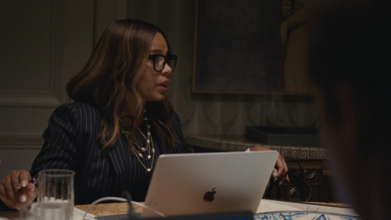 Apple MacBook Laptop of Sanaa Lathan as Lisa Arthur in Succession S03E02 Mass in Time of War (2021)