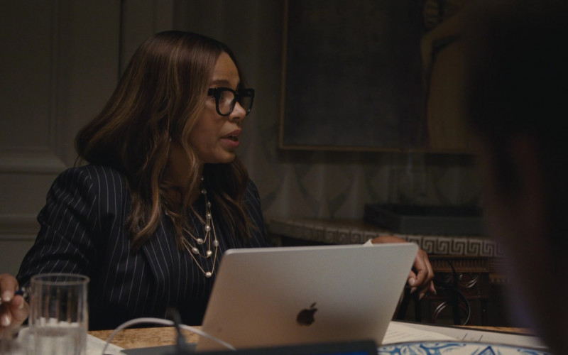 Apple MacBook Laptop of Sanaa Lathan as Lisa Arthur in Succession S03E02 Mass in Time of War (2021)