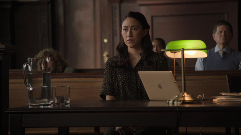 Apple MacBook Laptops in New Amsterdam S04E05 This Be the Verse (1)
