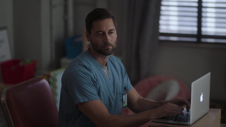 Apple MacBook Laptops in New Amsterdam S04E05 This Be the Verse (4)