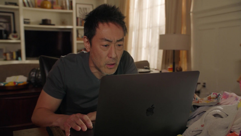 Apple MacBook Pro Laptop of Kenneth Choi as Howie ‘Chimney' Han in 9-1-1 S05E04 Home and Away (2021)