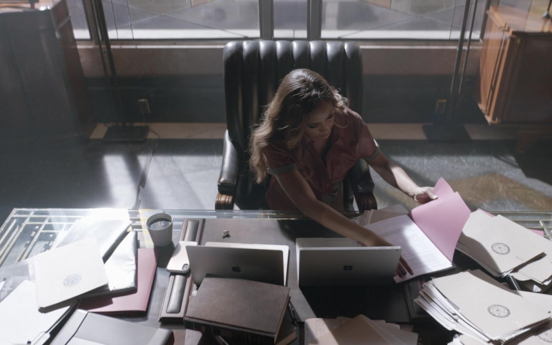 Apple MacBook and Microsoft Surface Laptops in Batwoman S03E01 Mad as a Hatter (2021)