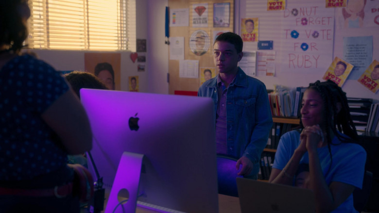 Apple iMac Computer in On My Block S04E01 Chapter Twenty-Nine (2)