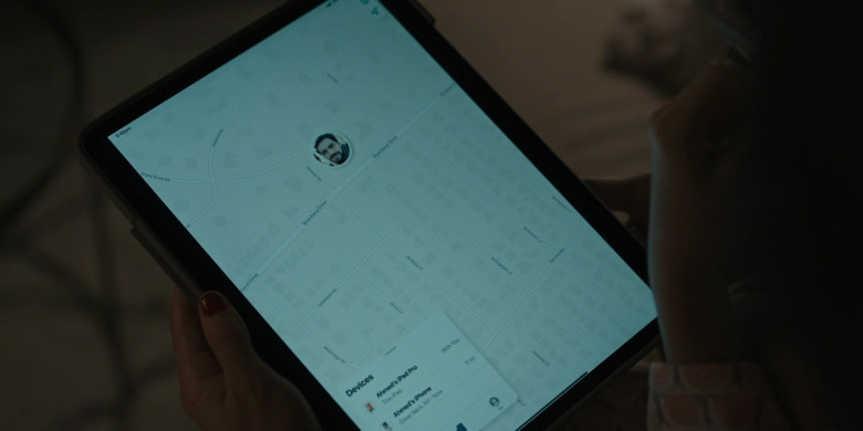 Apple iPad Pro Tablet and iPhone Smartphone (Connected Devices) in Invasion S01E01 Last Day (2021)