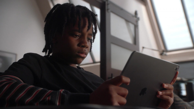 Apple iPad Tablet of Marcanthonee Reis as Harry Grant in 9-1-1 S05E05 Peer Pressure (2021)