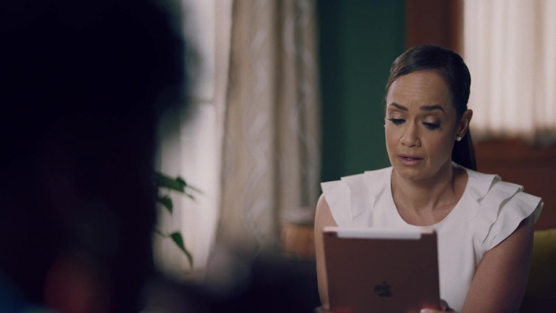 Apple iPad Tablet in Queen Sugar S06E05 Moving So Easily Through That Common Depth (2021)