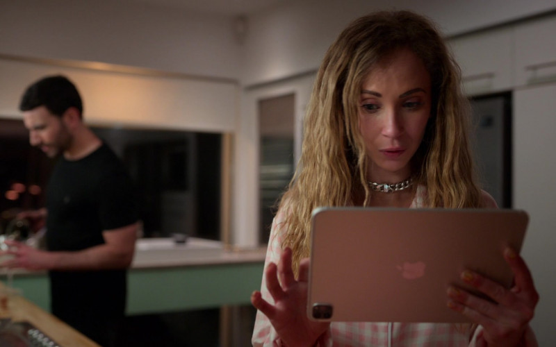 Apple iPad Tablet of Juno Temple as Keeley Jones in Ted Lasso S02E12 Inverting the Pyramid of Success (2021)