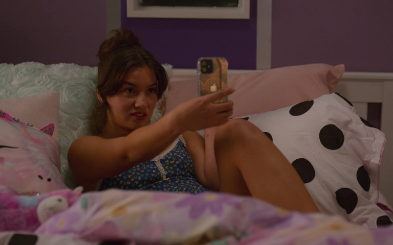 Apple iPhone Smartphone Held by Actress in On My Block S04E10 The Final Chapter (2021)