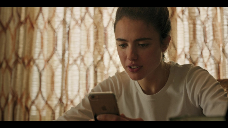 Apple iPhone Smartphone Used by Margaret Qualley as Alex in Maid S01E04 Cashmere (2021)