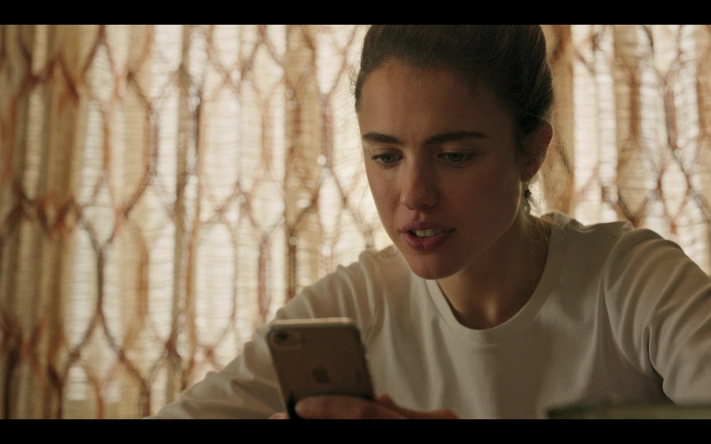 Apple iPhone Smartphone Used by Margaret Qualley as Alex in Maid S01E04 Cashmere (2021)
