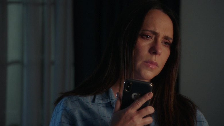 Apple iPhone Smartphone of Jennifer Love Hewitt as Maddie Kendall in 9-1-1 S05E03 Desperate Measures (2021)