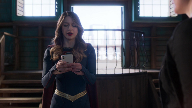 Apple iPhone Smartphone of Melissa Benoist as Kara Zor-El aka Kara Danvers in Supergirl S06E16 Nightmare in National City (1)