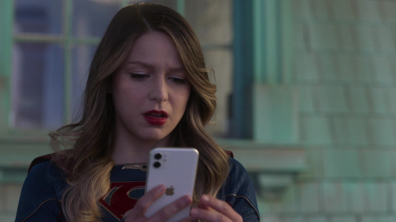 Apple iPhone Smartphone of Melissa Benoist as Kara Zor-El aka Kara Danvers in Supergirl S06E16 Nightmare in National City (2)