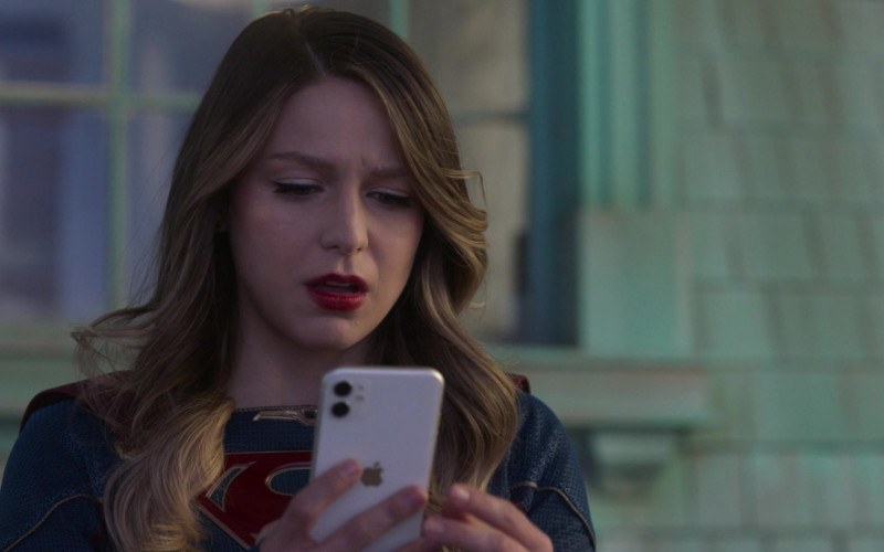 Apple iPhone Smartphone of Melissa Benoist as Kara Zor-El aka Kara Danvers in Supergirl S06E16 Nightmare in National City (2)
